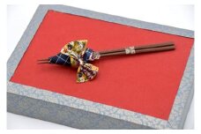 【1.1-5】松阪もめん柄和紙の着物ドールリウム＜こでまり＞箸、ペン、化粧道具等の飾り