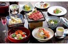 青蓮寺湖を眼下にのぞむ絶景の温泉宿で開放感たっぷりの温泉と伊賀牛石焼会席料理のご宿泊券