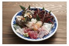 豪華 旬のお刺身盛合わせ マグロ まぐろ 鮪 カンパチ かんぱち 勘八 イカ いか 烏賊 サザエ さざえ 栄螺 伊勢えび 伊勢エビ イセエビ いせえび 海鮮 魚貝類 魚介類 刺身 刺し身 旬の刺身 手軽 簡単 冷蔵 三重県 尾鷲市 UO-36