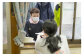 刷り上がった新聞は、すぐさま配達員に託されて夕刊紙として配られています。