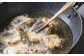 170℃の油でサッと揚げるだけの簡単調理！
油をひいたフライパンで作っていただけます！