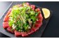 野菜と共に、オイルやソースをかけてカルパッチョに