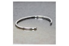 【SILVERプラチナコーティング】ダイヤモンド2粒が密かに輝くバングル 遊び心ある大人アクセサリー　人気の大人カラー　SV-B005