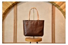 近江牛レザーを贅沢に使ったトートバッグ　ダークウォルナット【CC29W】