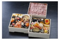 【京料理宮前】生産牧場指定近江牛ローストビーフ300g付おせち料理二段重【令和6年12月16日まで受付】【DM11U】