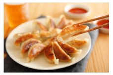 【通常配送】【近江牛餃子 60個】肉 牛肉 ミンチ ブランド牛 近江牛 三大和牛 和牛 黒毛和牛 冷凍 お弁当 おかず お惣菜 おつまみ 滋賀県 竜王