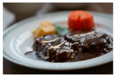 【11月配送】「近江牛」ごろっと贅沢【洋風デミ煮込み】(350g×2)肉 牛肉 ブランド牛 三大和牛 和牛 黒毛和牛 保存食 レトルト おかず お惣菜 滋賀県 竜王