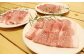 濃厚な旨味と甘み豊かな脂身、きれいなピンク色をした柔らかな霜降りの肉が魅力。