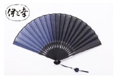 【伊と幸】《白生地の老舗が贈る》霞扇-かすみおうぎ-（紺ぼかし染）