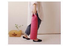 【 洛中高岡屋 】持ち運びも便利で使い方もいろいろな寛ぎアイテム　コロロング（躑躅色）