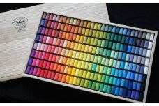 【王冠化学工業所】ゴンドラパステル242全色セット（パステル紙付き）［ 京都 セット 伝統 和 ご当地 お取り寄せ 贈り物 家庭用 自宅用 贈答品 贈答用 お祝い 内祝い ギフト プレゼント おすすめ 人気 パステル アート 色 絵具 画材 絵画 アート 文具 ハンドメイド 手づくり 最高級 高級 ロングセラー ブランド メーカー 趣味 癒し セラピー 日本初 ドール 人形 歴史 受賞 ］