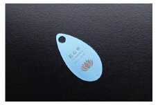 遺灰入れカード型ケース　結心華　しずくタイプ　アルミ製　色：ブルー（カラーアルマイト）　　HR00022