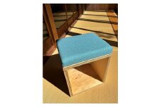 UA Stool【丹後ちりめん】の魅力を際立たせるスツール ＜島陰ブルー＞　椅子 チェア 家具 インテリア ちりめん ふるさと納税 スツール おしゃれ テキスタイル ふるさと納税限定 カジュアル スツール椅子 シンプル 合板 木製　AF00002
