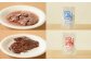 鹿肉のペットフード、レトルトタイプ。鹿肉のカット肉（写真上）とミンチ。