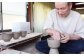 使い手の気持ちを考えながら、丁寧に作陶する工房瑞穂・清水紀之さん。