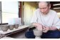 使い手の気持ちを考えながら、丁寧に作陶する工房瑞穂の代表・清水紀之さん。
