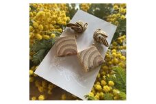 Wood Accessory　天然木の温かみを感じる職人手づくりの木とシルクつまみ細工のイヤリング【1652502】