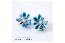 花舞うイヤリング「つまみ細工×堺注染」（青）