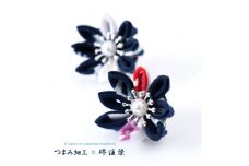 花舞うイヤリング「つまみ細工×堺注染」（紺）