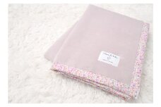 名入れ可 綿100%ベビー毛布 (ベージュピンク／花) 85×115cm 毛布の町泉大津市産 [3337] 綿100% オールシーズン 洗える 洗濯可能 速乾 ブランケット 寝具 新生活 冷房対策 贈答品 ギフト 誕生日プレゼント 贈り物 クリスマス 赤ちゃん キッズ N-MM400