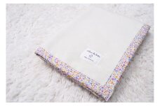 名入れ可 綿100% ベビー毛布 (アイボリー／花) 85×115cm 毛布の町泉大津市産 [3339] 綿100% オールシーズン 洗える 洗濯可能 速乾 ブランケット 寝具 新生活 冷房対策 贈答品 ギフト 誕生日プレゼント 贈り物 クリスマス 赤ちゃん キッズ N-MM400