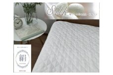 朱子織シルクサテン生地を使った シルク敷パッド セミダブル ホワイト 1枚 SCC-1220SW｜シルク100% 絹100% 美肌 美髪 ヘアケア 快眠 快適 熟睡 睡眠 洗える 洗濯可能 丸洗い可能 [3225]