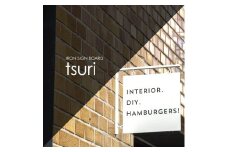 D197　壁付け看板 アイアンブラケットサインボード「tsuri」白（ホワイト）