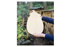 木のぬくもり　茄子のかたちのカッティングボード　木製　ハンドメイド　手作り　木のぬくもり　実用的　ウッドプレート　オシャレ　かわいい　可愛い　茄子　ナス　縁起物　お皿　食卓　バター　ホームパーティー　看板　案内板　映え　天然木　ヒノキ