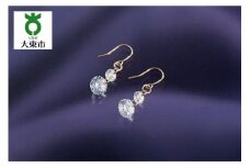 煌く「大粒ジルコニア１０金ピアス」