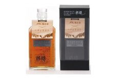 六甲山ピュアモルトウイスキー 杉樽フィニッシュ　500ml瓶×1本※化粧箱付き