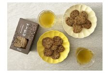 【宝塚】ごま煎餅　／ふるさと納税　お菓子　ごま　白ゴマ　黒ゴマ　たっぷり　手作り　せんべい　宝塚産　米粉　グルテンフリー　健康志向　素朴　送料無料　兵庫県宝塚市　