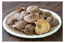 天空の城霧 乾しいたけ 約160g 農薬不使用 天然原木栽培 国産 干し椎茸 肉厚 自然栽培 安心 安全 濃厚 旨い きのこ キノコ 野菜 料理 食材 便利【AS2BA1】