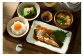 生きた木桶が醸す旨味豊かな醤油。明治22年から100年以上受け継がれる木桶の中で1年以上かけて熟成されます。