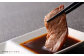 熱を加えた時、舌の上で「サシ」が溶けて、筋肉の持つ味と脂肪の香りが絶妙に溶け合い、生まれる特有の「旨味」を味わってください。