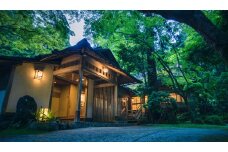 ペア宿泊券 『月日亭』(1泊2食付) 【1日3組限定の宿】世界遺産「春日山原始林」内の希少な立地  春日奥山 奈良県 奈良市 B-17