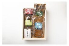 奈良漬 木箱詰［大］Z-05（瓜1本、西瓜(小)、守口大根(大)、胡瓜(大)）
※1種類ずつ真空パックにしてお届け