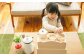 料理を作ったり、お皿に盛りつけて他の人と食事の真似をするままごと遊びは、想像力やコミュニケーション能力、社会性などを育みます。