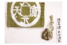 オシャレで珍しい古銭柄の「日本手拭い」を使った手作り布マスクと「寛永通宝六文銭」のお守りをセットでお届けいたします。 [2713]