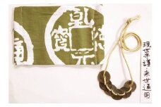 オシャレで珍しい古銭柄の「日本手拭い」を使った手作り布マスクと「寛永通宝六文銭」のお守りをセットでお届けいたします。 [2715]