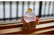 清らかな光が乱反射する「硝子の鏡餅」