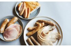 桜チップで燻製したソーセージ、スモークチキン、ベーコン、ハムの詰め合わせ7点セット