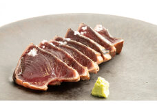 M139　一本釣り藁焼き戻り鰹たたき１Ｋｇ（藻塩入り）