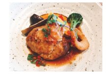 贅沢グルメを味わえる熊野牛「生」ハンバーグ10個セット（特製ソース・スパイス付） 【SW1】