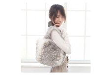 お出かけが楽しくなる!フェイクファーバンビ柄ミニトート