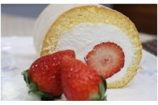 苺丸ごとロールケーキ 【2024年12月～2025年5月発送】