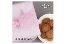 M6127n_[無地のし付]紀州南高梅はちみつ味１kg（ピンク色不織布風呂敷包み付）