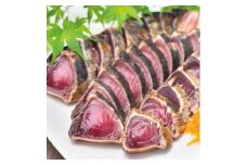 ▼黄金藁焼き一本釣り戻り鰹タタキ 1kgと藻塩(5パック)のセット【1か月以内に発送】 / 鰹 カツオ 魚介 たたき 和歌山【nks209-r-s1】