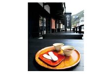 延命長寿を祈念し那智の大滝の姿を模して作りあげた　お滝もち