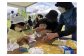 県主催「染めアート・ワークショップ」お手伝いをする応援団員。
