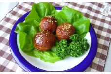 3．若桜肉巻きおにぎり　BOOむす